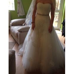 Anna sorrano wedding dress. Size 10 never worn.