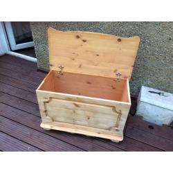 Solid pine blanket / toy box / trunk in natural finish