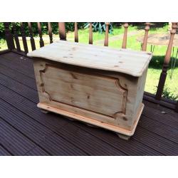 Solid pine blanket / toy box / trunk in natural finish
