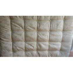 5 FT KING SIZE CLEAN COMFY MATTRESS FOR SALE.