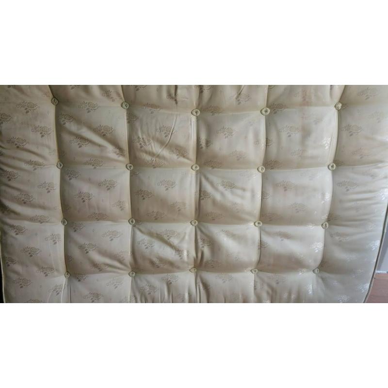5 FT KING SIZE CLEAN COMFY MATTRESS FOR SALE.