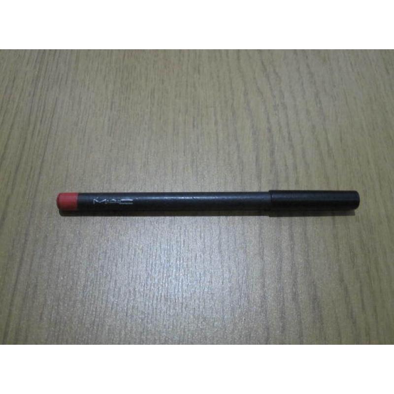 MAC lip pencil colour: Lasting sensation