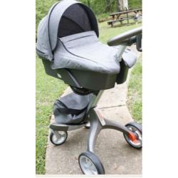 Stokke carry cot in black melange with raincover
