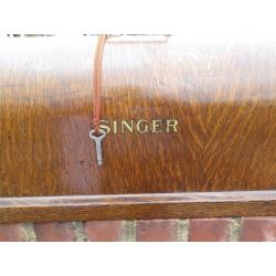 Vintage Electric Singer sowing machine with Wooden case. Working order!