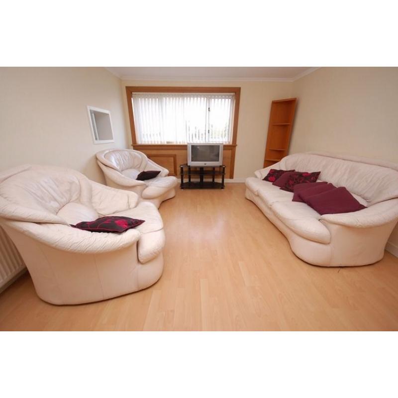 ROOM FOR LET: Flat share in spacious 4 bed property split over 2 levels available NOW – NO FEES