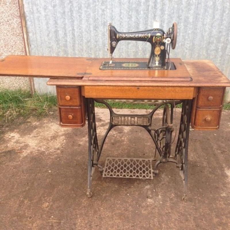 Singer sewing machine approx 100 years old