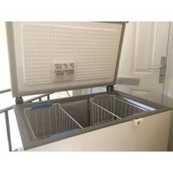 WHIRPOOL TWO BASKETS CHEST FREEZER IN GOOD CONDITION.