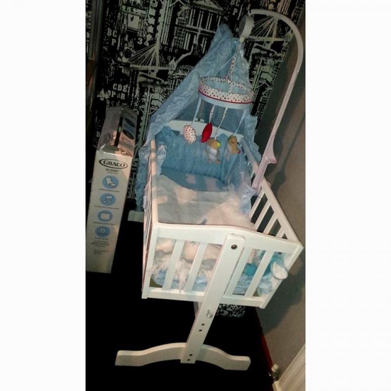 Swinging crib, comes with 4 crib sheets & instructions! Good condition