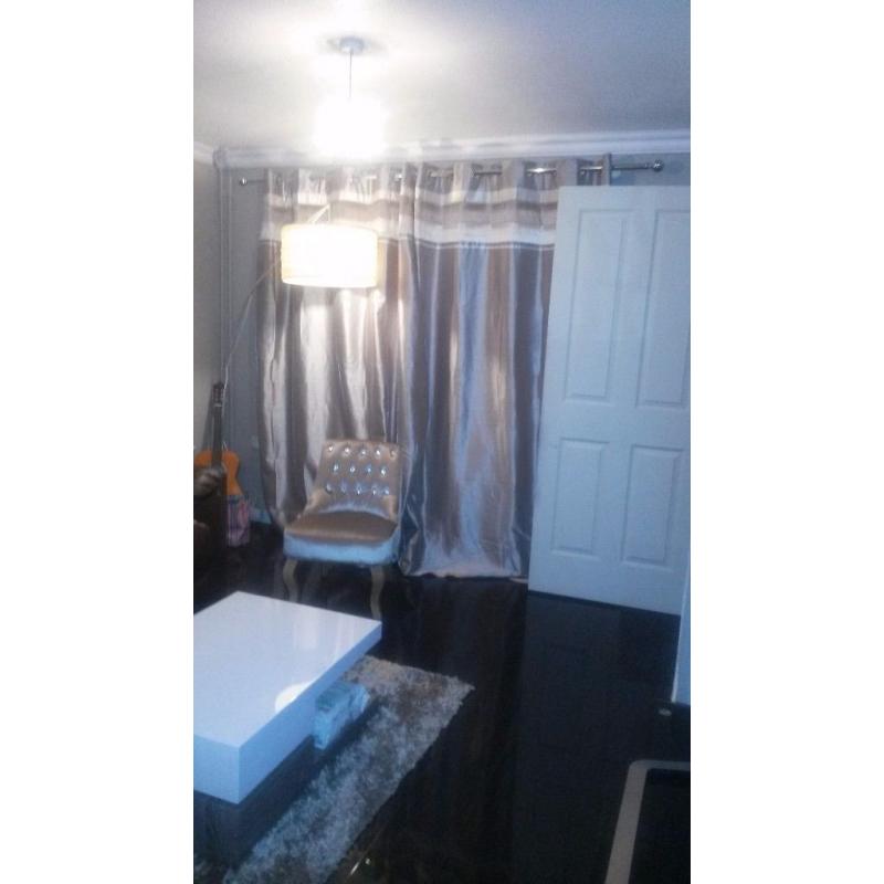 2 bed Pengam green looking for 3 to 4 bed CF14