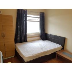 A GOOD SIZE DOUBLE ROOM AVAILABLE NEAR TO UNDERGROUND STATION