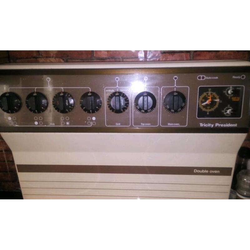 Cooker with double oven