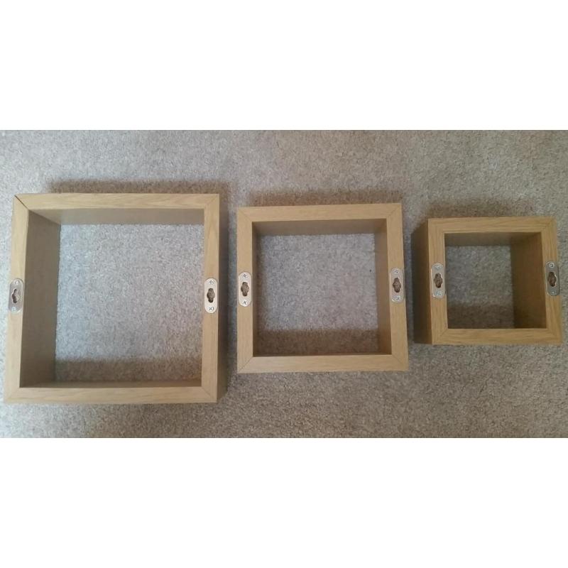 Set of 3 Oak veneer cube shelves
