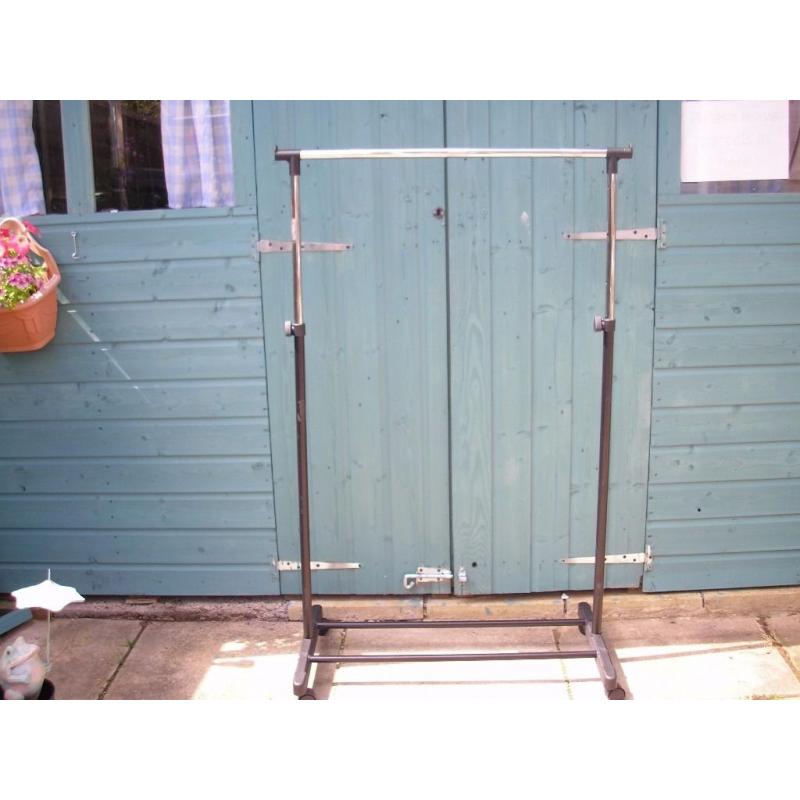 Adjustable/calapsable clothes rail
