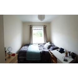 Cozy room in 3bed flat near Wimbledon centre!