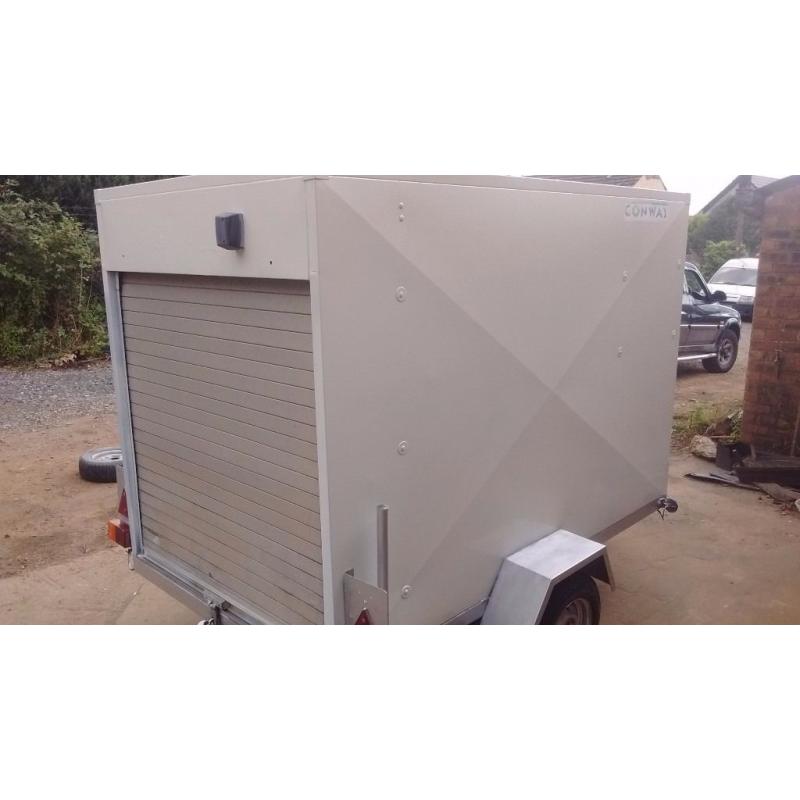 Box trailer roller shutter rear door