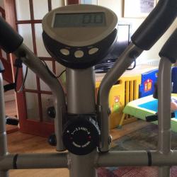 Cross trainer exercise machine in excelent condition