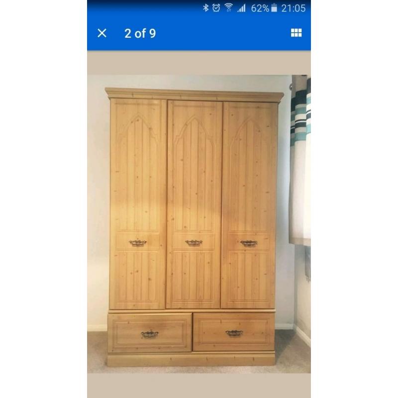 2 Bedside cabinets with 1 drawer on each unit