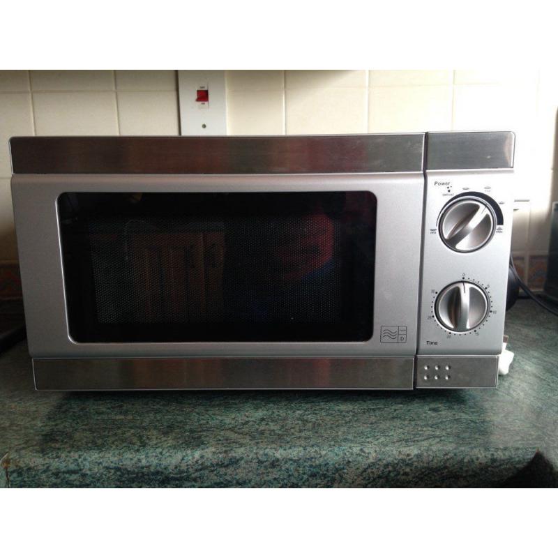 Microwave Oven. Silver colour, 700w, 17L capacity and manual controls