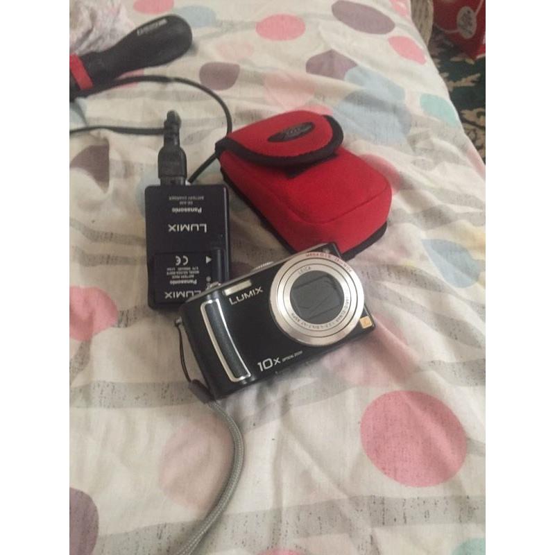 LUMIX Panasonic Digital camera immaculate condition comes with the memory card