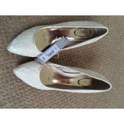 Ladies, size 7, cream lace wedding shoes. Brand new