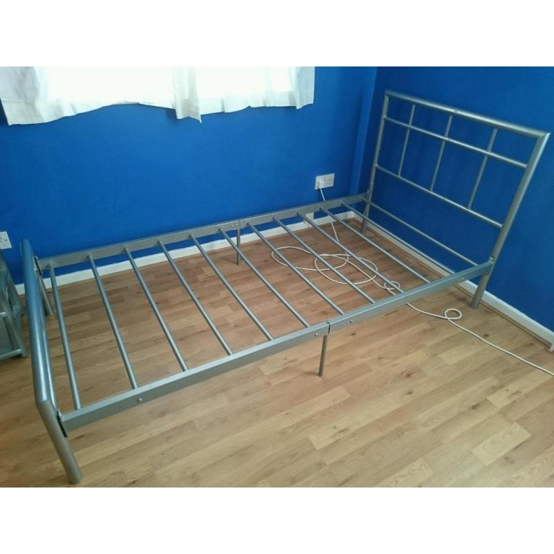 Metal frame single bed