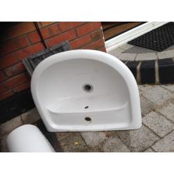 SINK BASIN WITH PEDESTAL FOR SALE 20 POUNDS ,NEARLY NEW