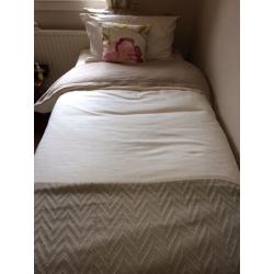 Pristine single bed with everything included