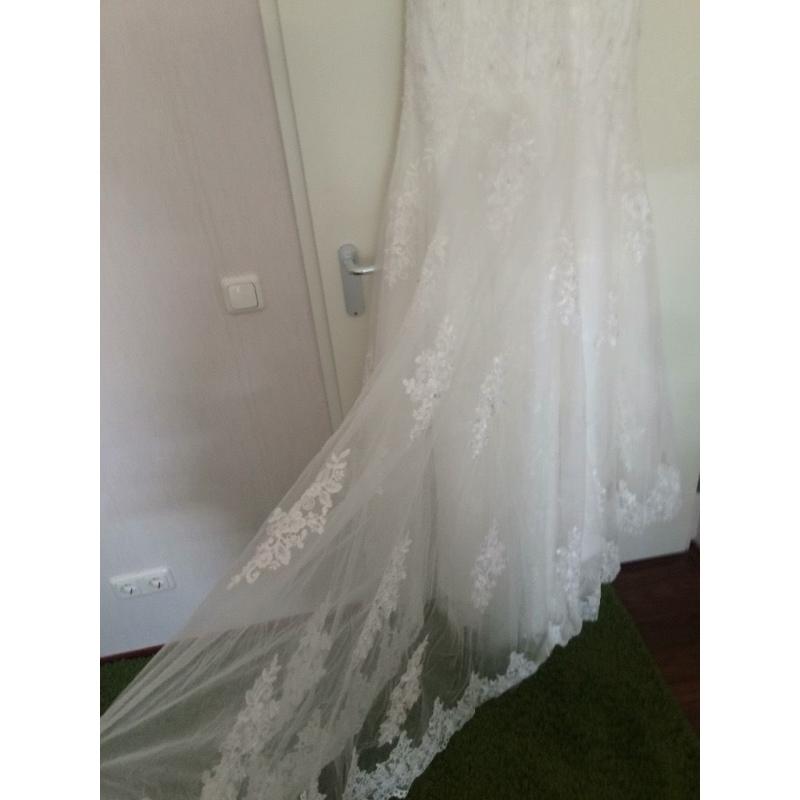 Never worn Beautiful lace trumpet dress with lace court train