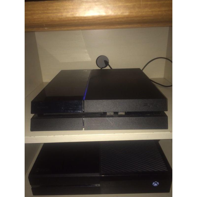 PlayStation 4 / PS4 + one game + one controller
