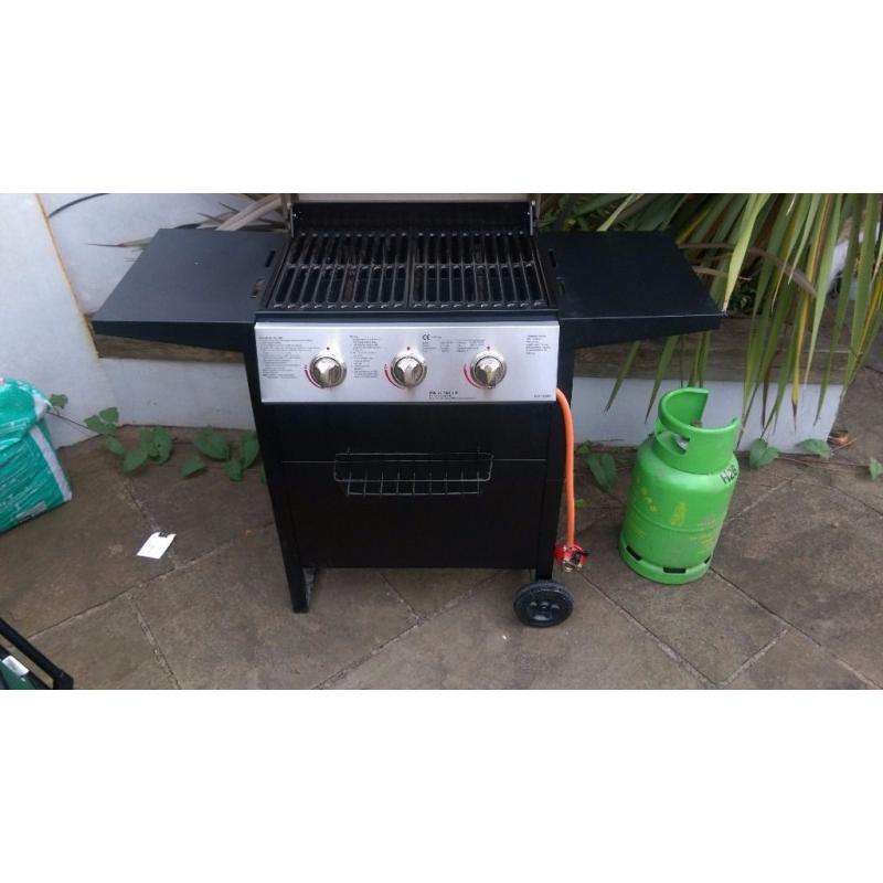 3 x Burner Gas BBQ for Sale (with new gas bottle) - Only used 4 times.