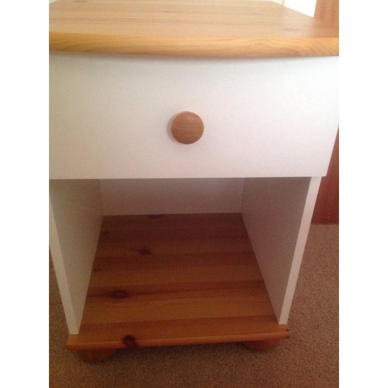ELEGANT WHITE AND AND PINE WOOD BEDSIDE TABLES - IN EXCELLENT CONDITION