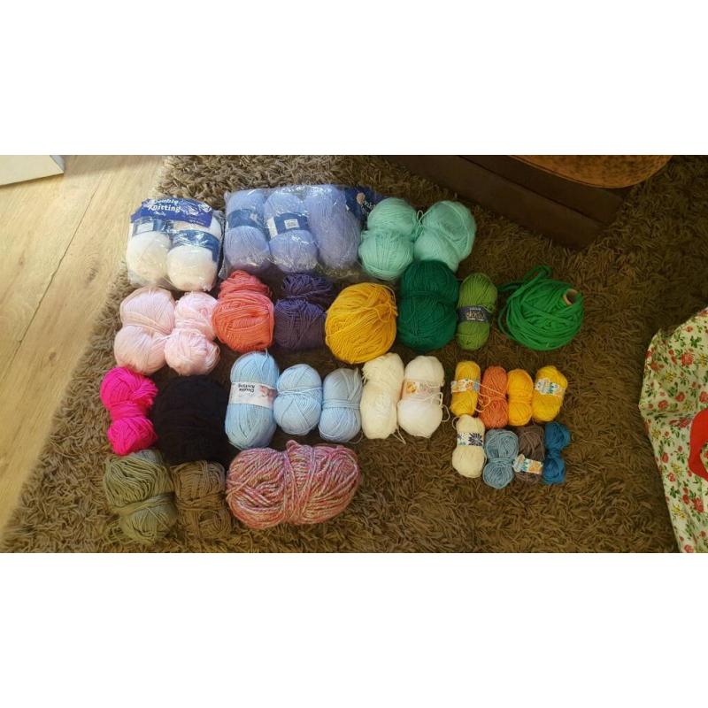 Approx 33 balls of wool