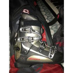 Ski Boots, Size 7, great condition, with Bag.