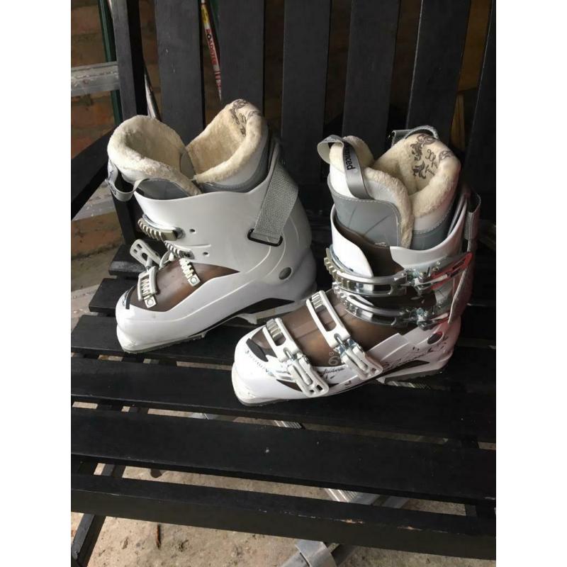 Ladies Salomon deluxe ski boots