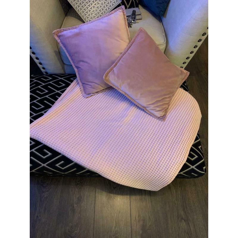 Large pink bed throw and cushions