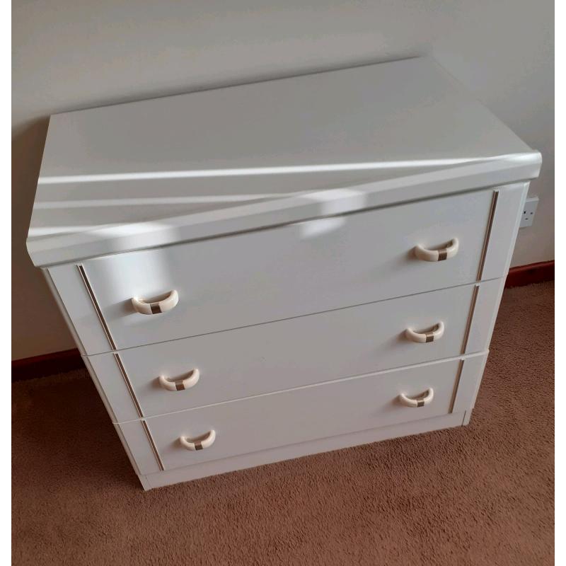 Three drawer chest in white / grey