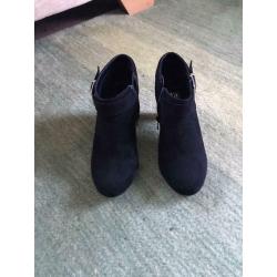 Girls Shoe Boots Size 2 from New Look