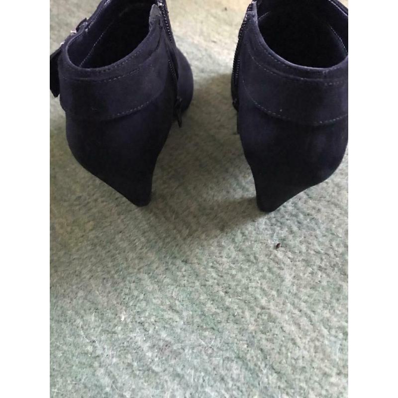 Girls Shoe Boots Size 2 from New Look